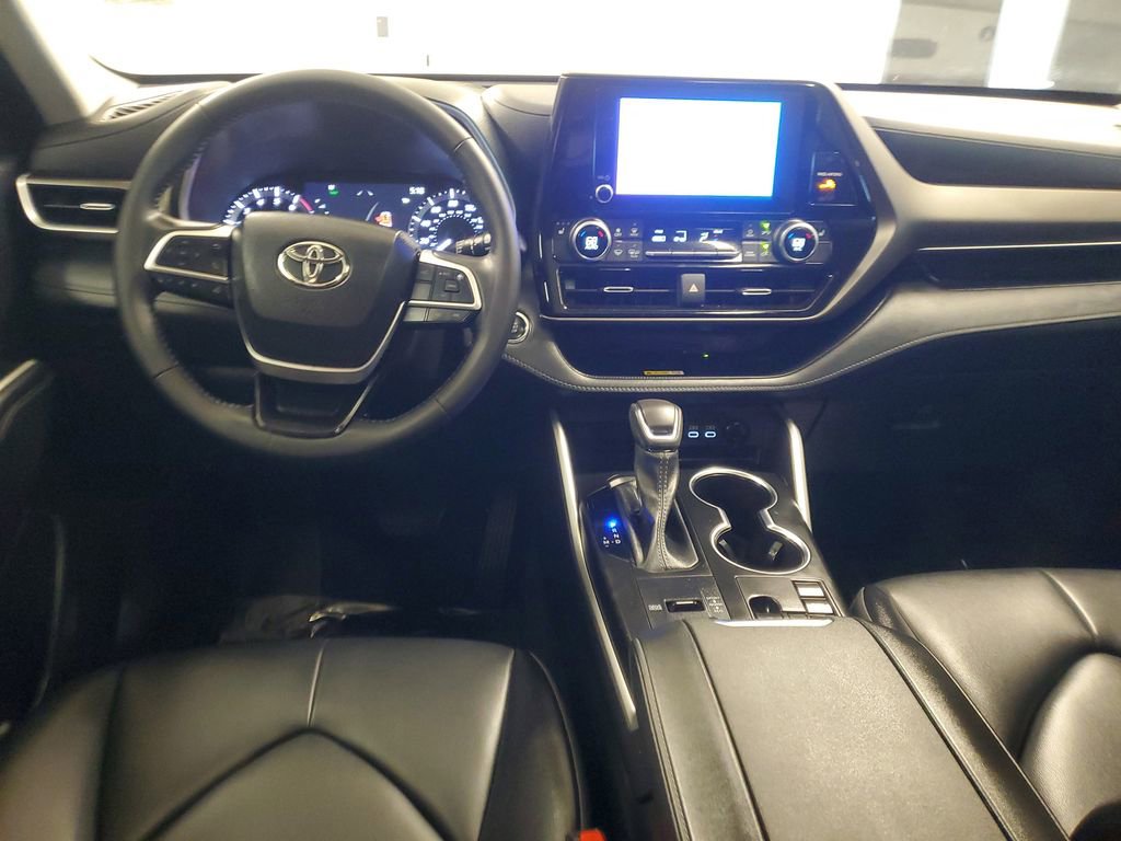 Used 2023 Toyota Highlander XLE image 10