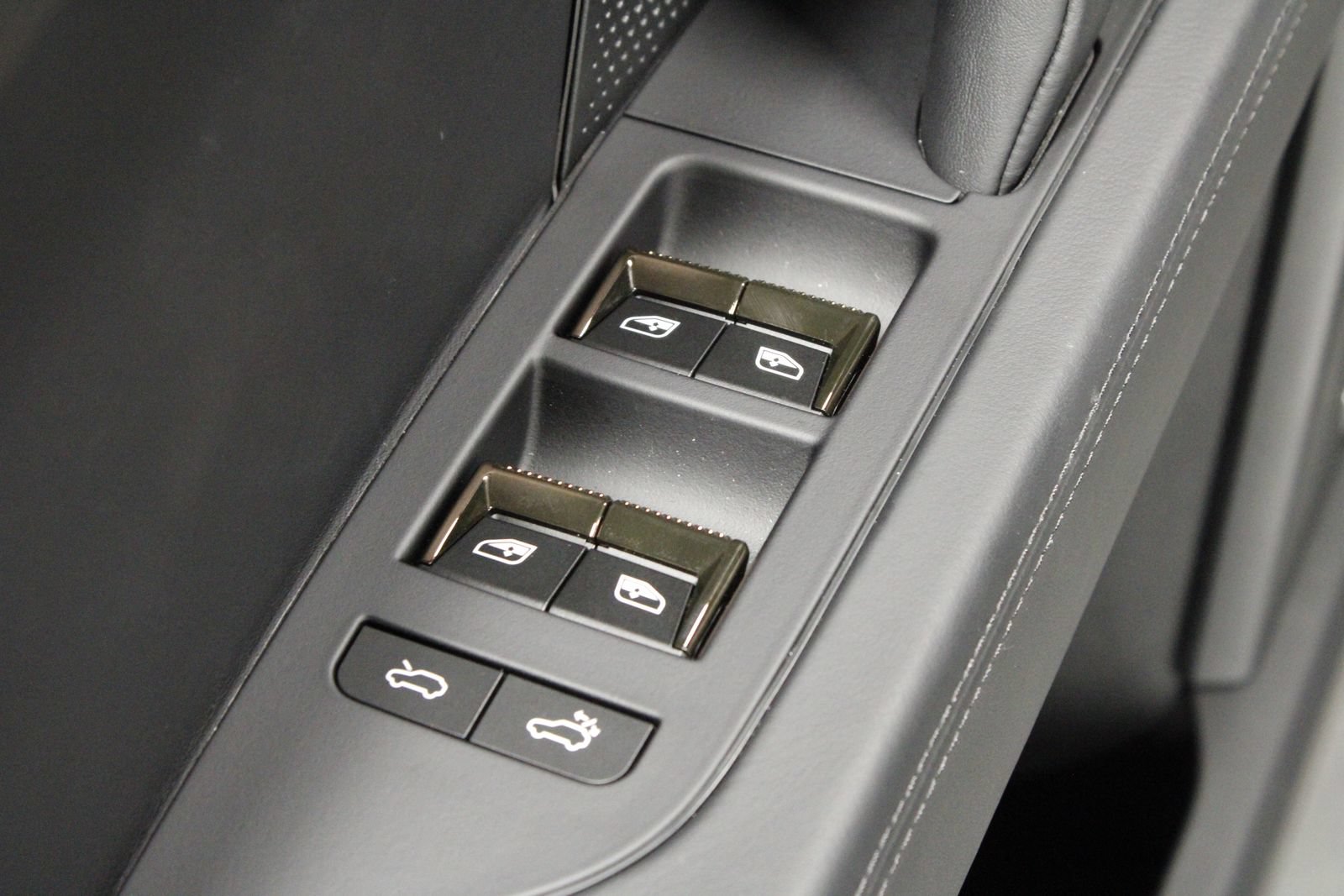 New 2026 Porsche Cayenne Electric Coupe AWD/4WD image 30