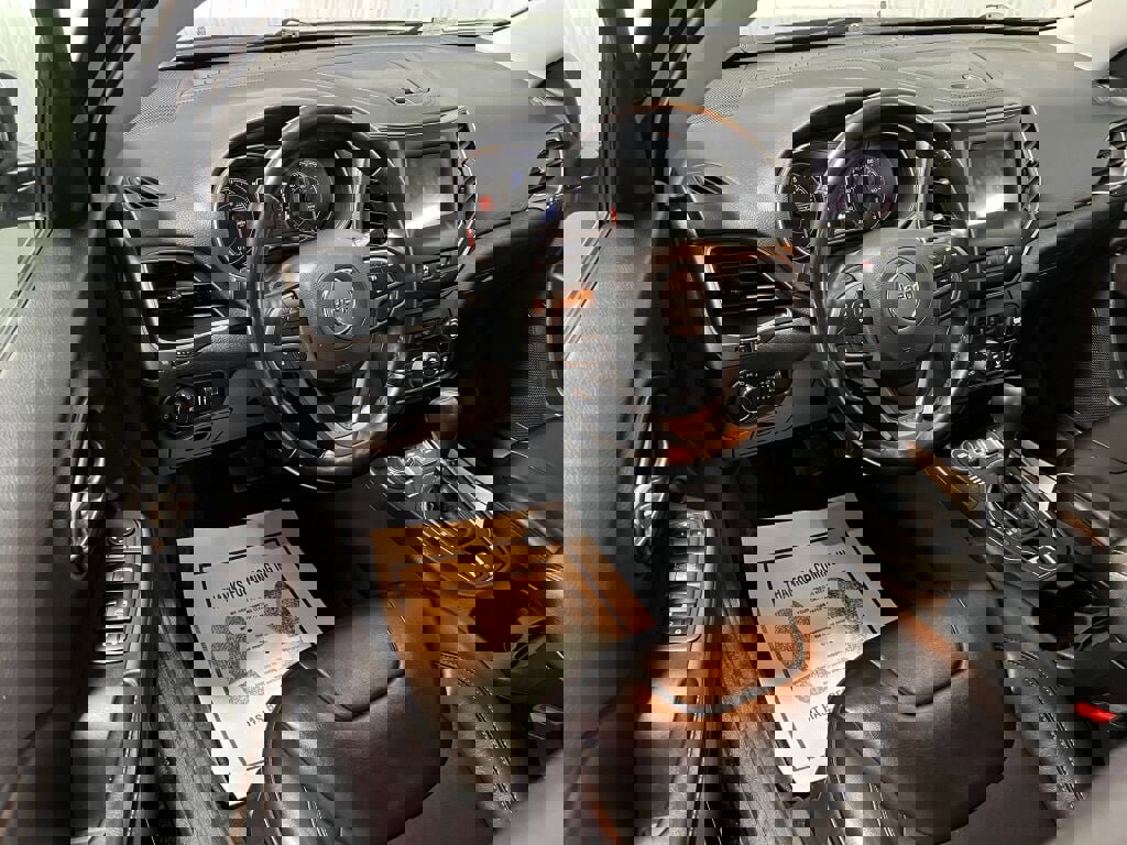 Used 2021 Jeep Cherokee Latitude Plus image 2