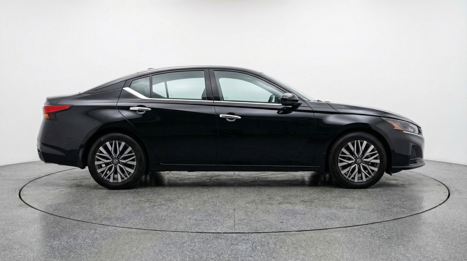 Used 2025 Nissan Altima 2.5 SV image 11