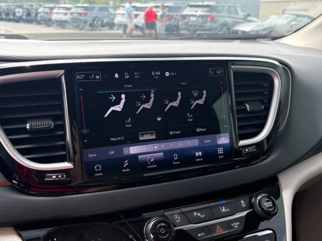 Used 2023 Chrysler Pacifica Touring-L FWD image 15