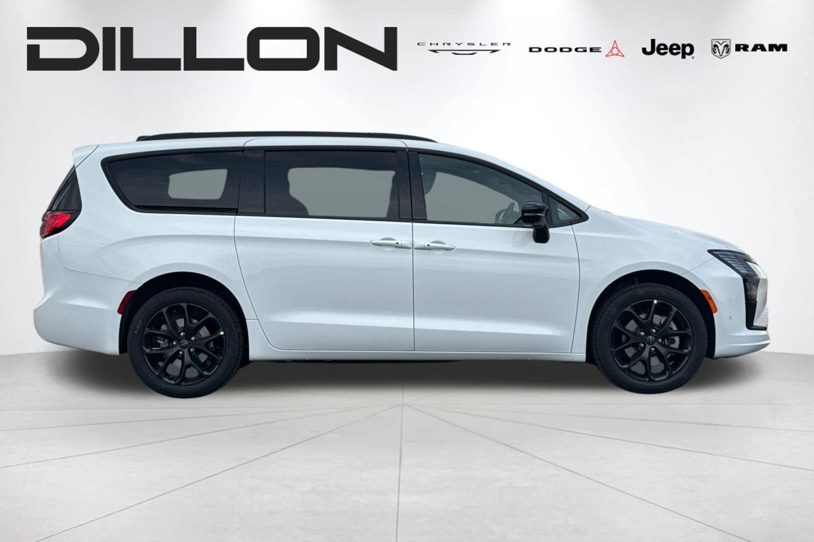 New 2027 Chrysler Pacifica Limited AWD/4WD image 2