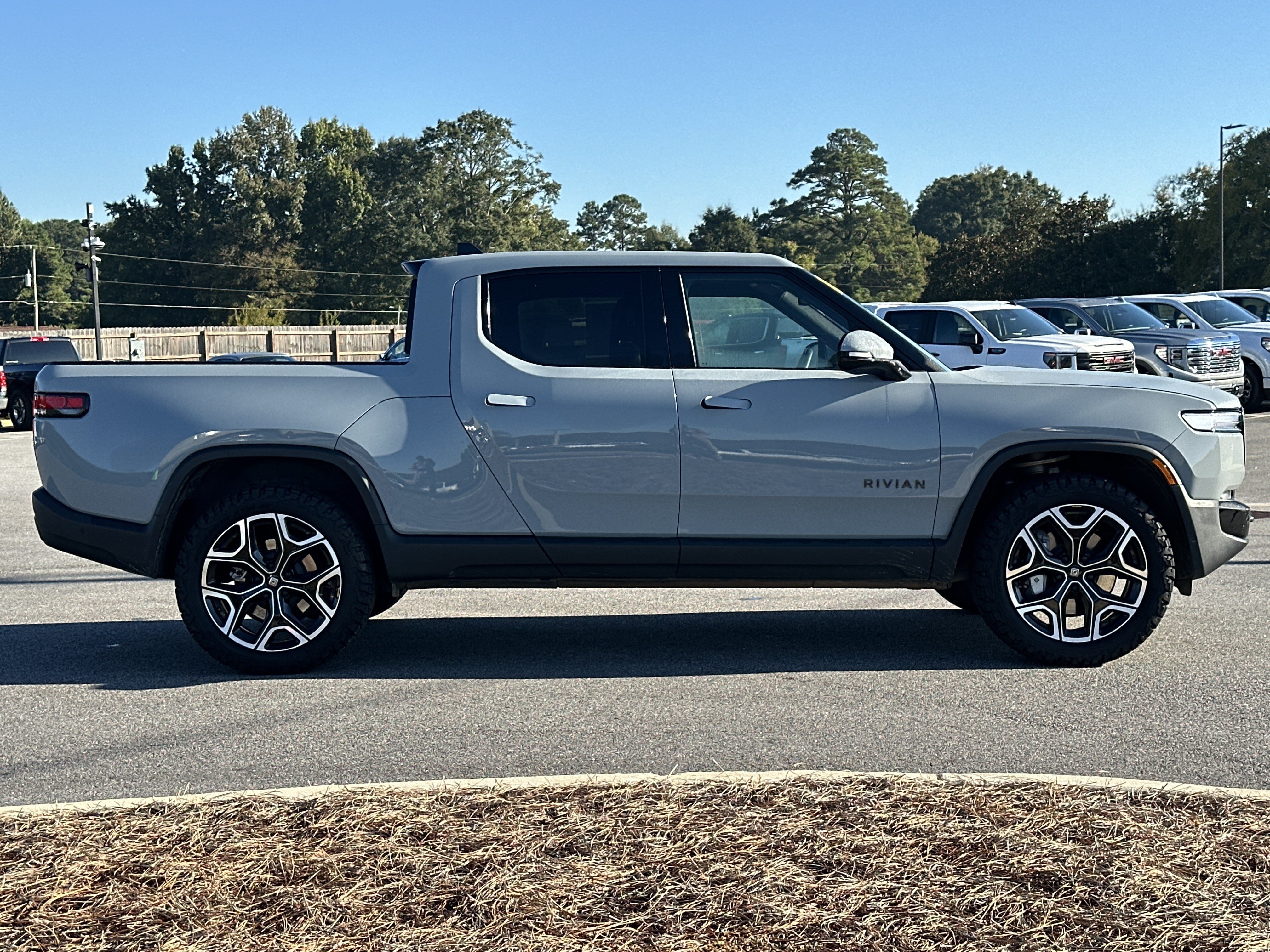 Used 2025 Rivian R1T Adventure Dual AWD/4WD image 4