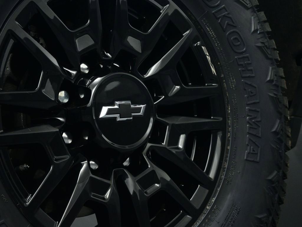 Used 2024 Chevrolet Silverado 2500 ZR2 w/ Technology Package image 70