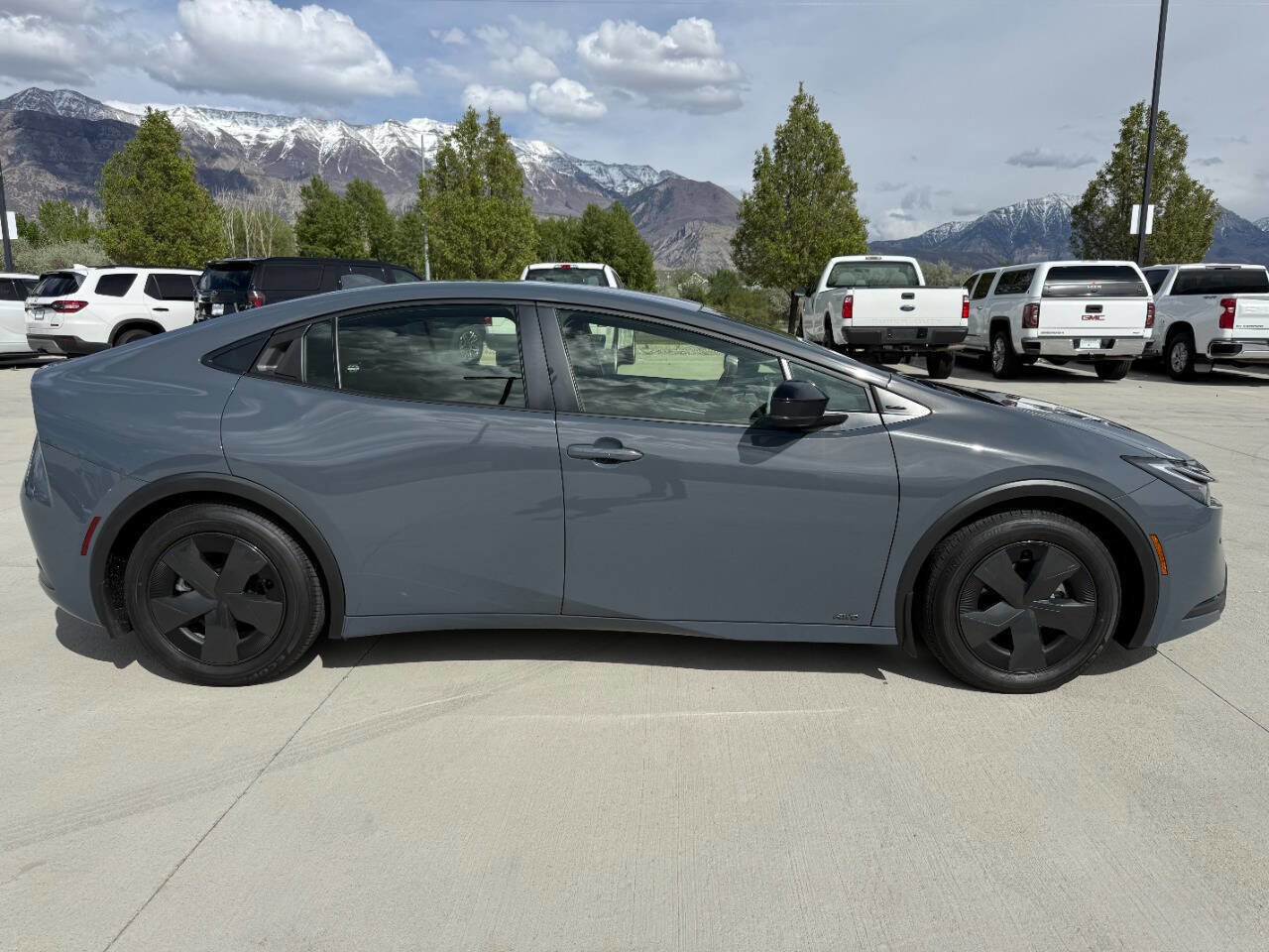 Used 2024 Toyota Prius LE image 2