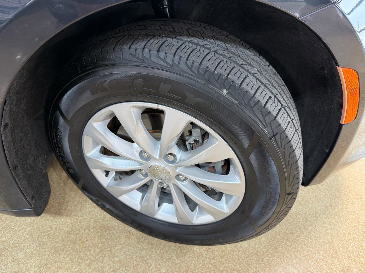 Used 2019 Chrysler Pacifica Touring-L image 62