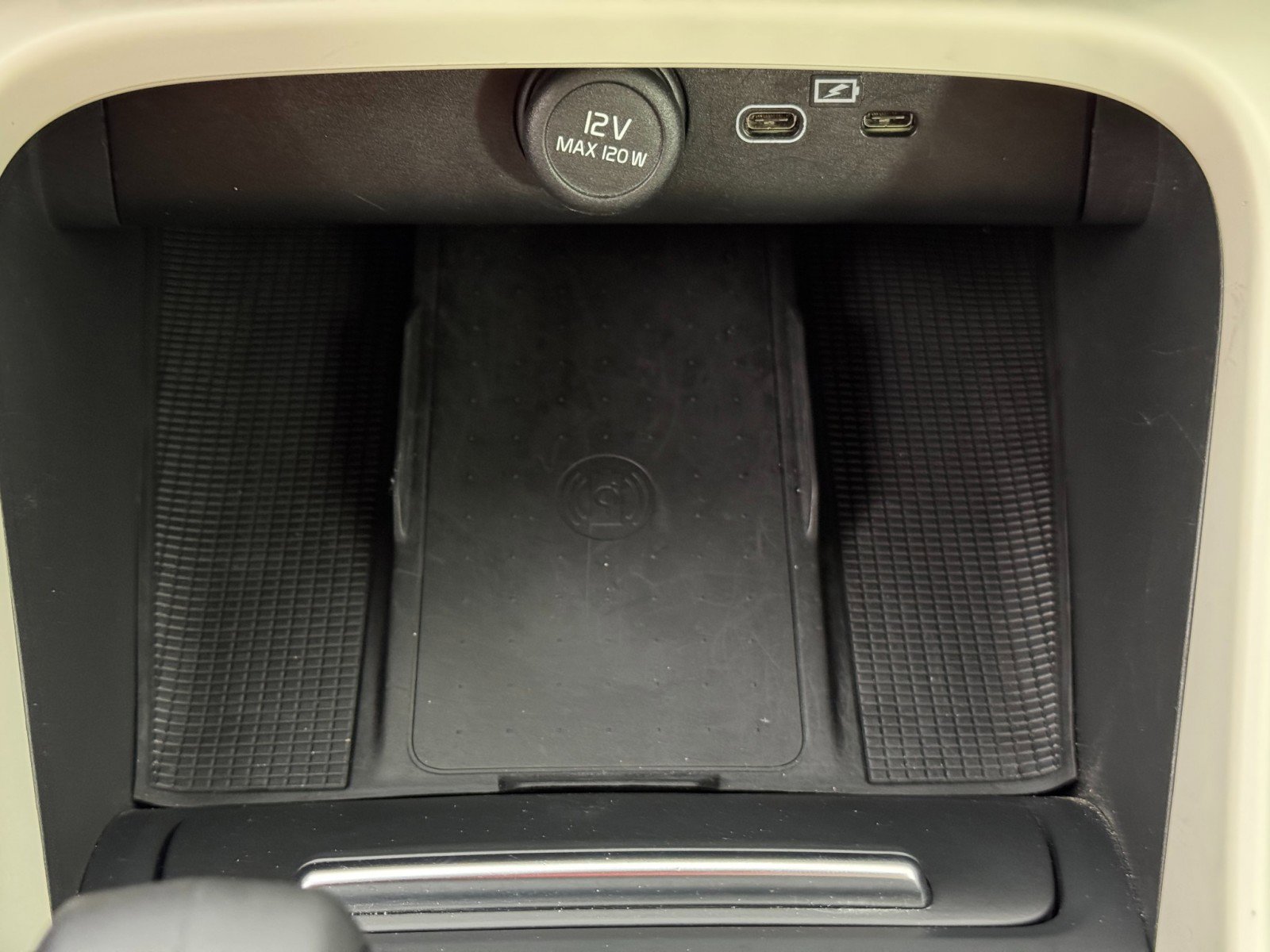 Used 2022 Volvo XC40 T5 Momentum w/ Premium Package image 30