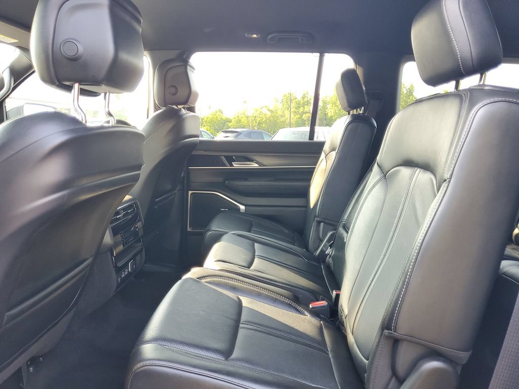 Used 2024 Jeep Wagoneer L Series II w/ Flexible Seating Group AWD/4WD image 27