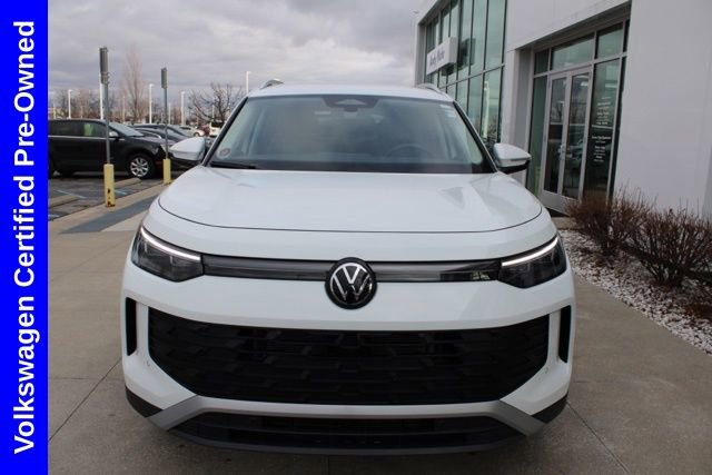 Used 2025 Volkswagen Tiguan SE image 2