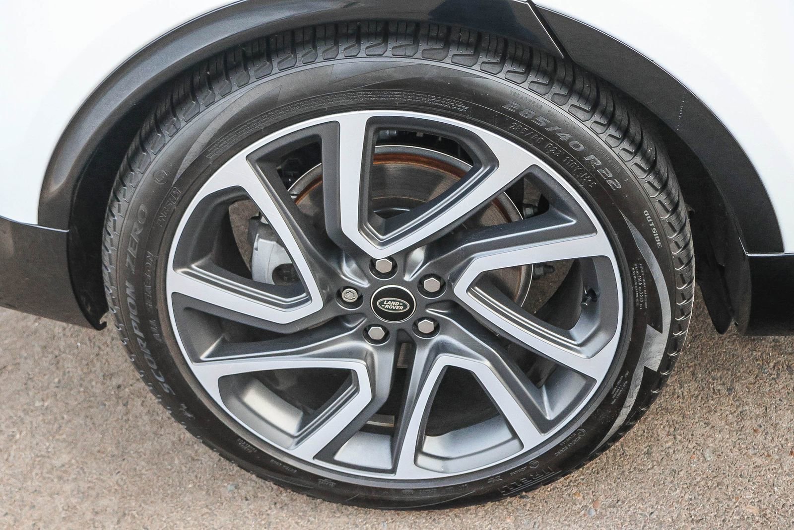 Used 2024 Land Rover Discovery Dynamic SE image 12