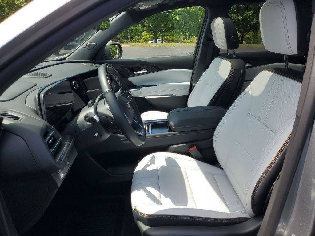 Used 2025 Chevrolet Traverse High Country w/ LPO, Floor Liner Package AWD/4WD image 5