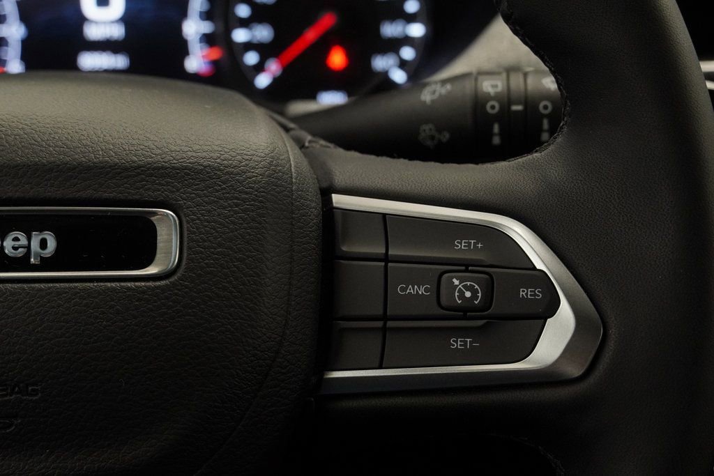 Certified 2025 Jeep Compass Latitude image 36