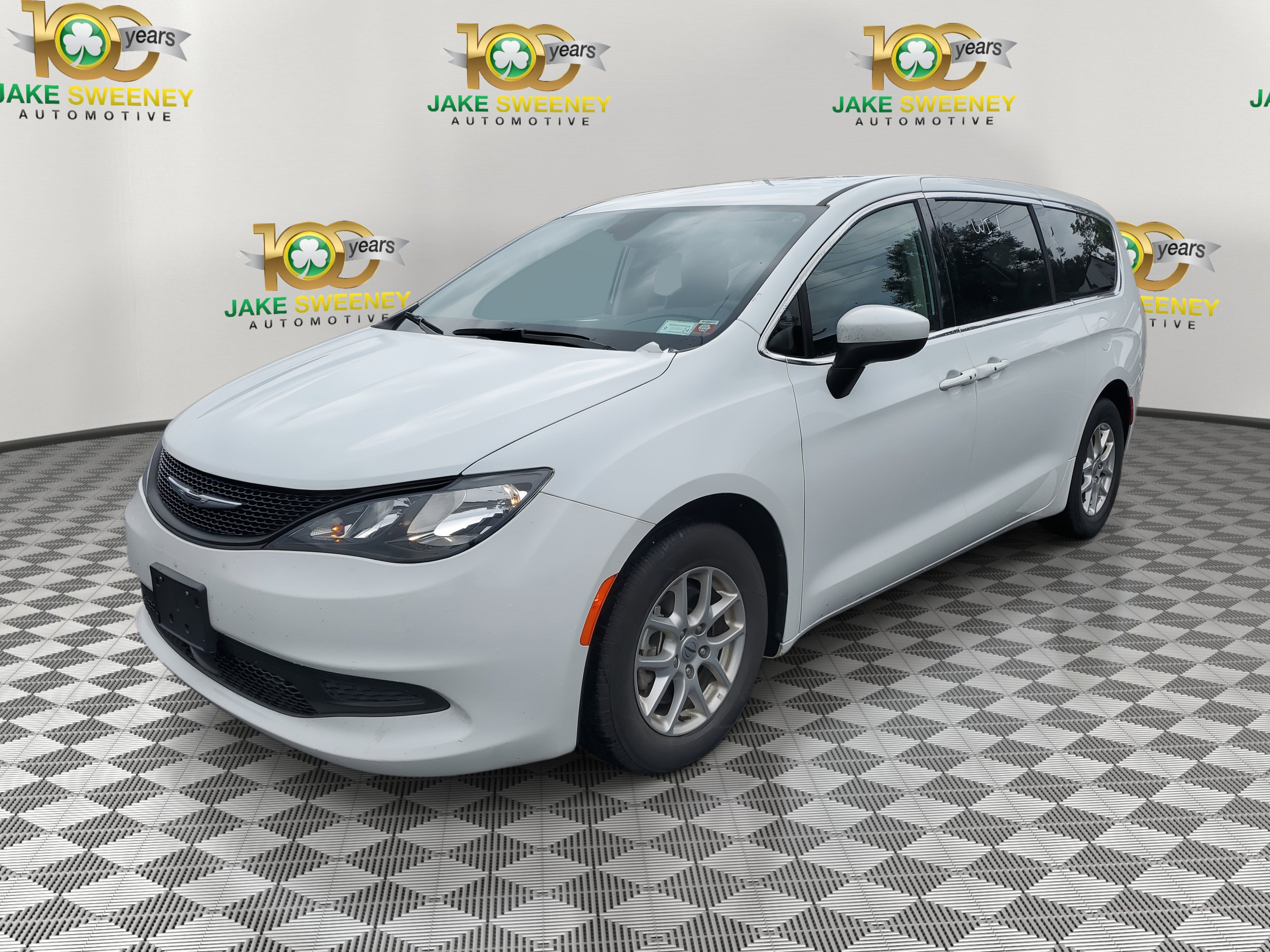 Used 2023 Chrysler Voyager LX image 3