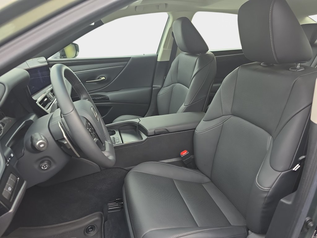 Used 2025 Lexus ES 300h w/ Premium Package FWD image 17
