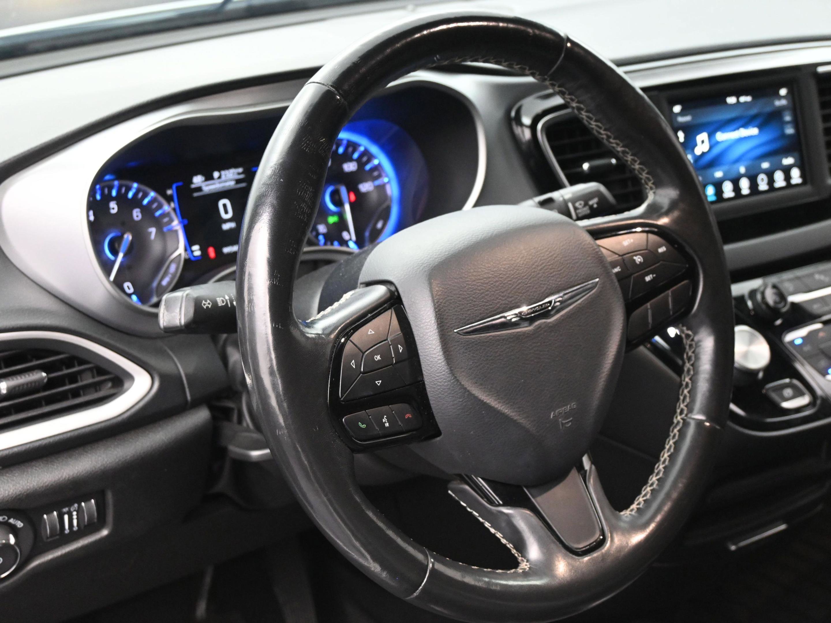 Used 2020 Chrysler Pacifica Touring-L w/ S Appearance Package image 17