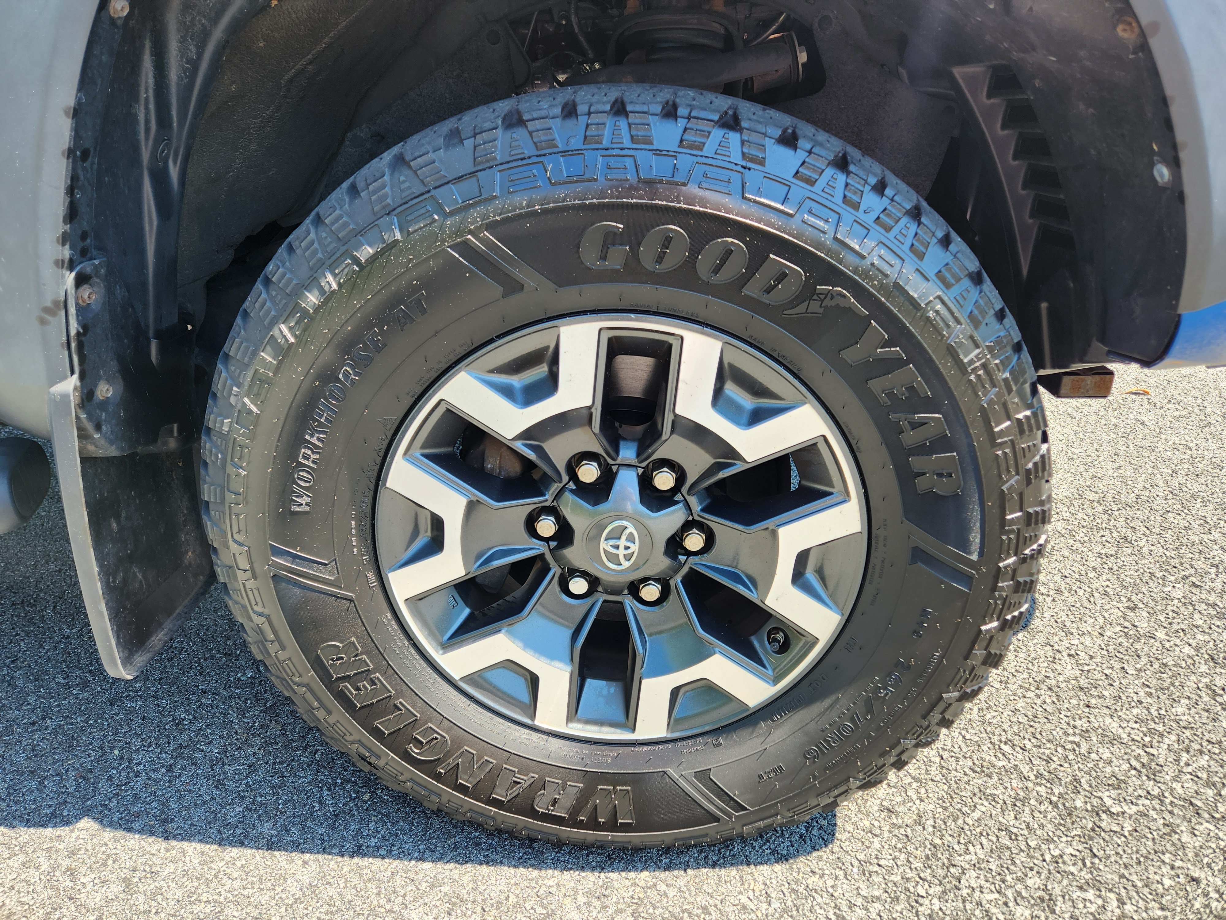 Used 2016 Toyota Tacoma TRD Off-Road w/ Premium & Technology Package AWD/4WD image 7