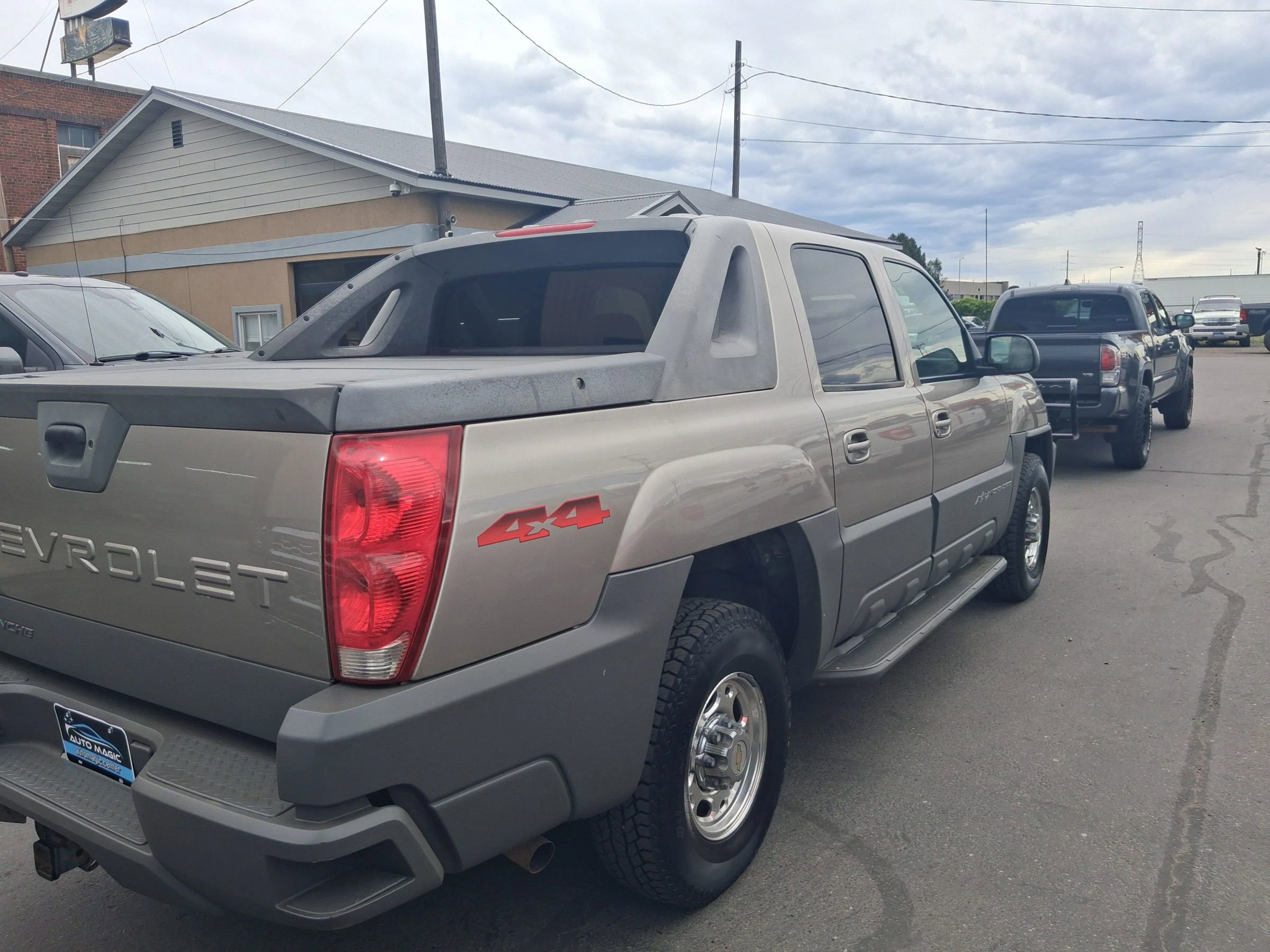 Used 2002 Chevrolet Avalanche 2500 w/ Convenience Pkg AWD/4WD image 3