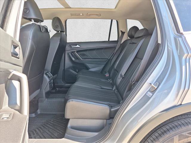 Used 2022 Volkswagen Tiguan SE w/ Panoramic Sunroof Package AWD/4WD image 17