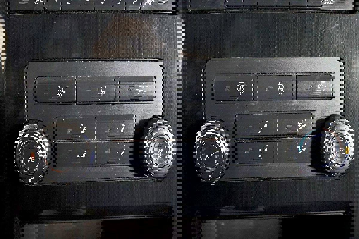 Used 2015 Nissan Titan SV image 45