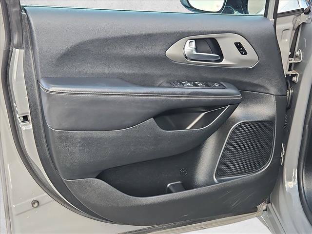 Used 2025 Chrysler Pacifica Select FWD image 10