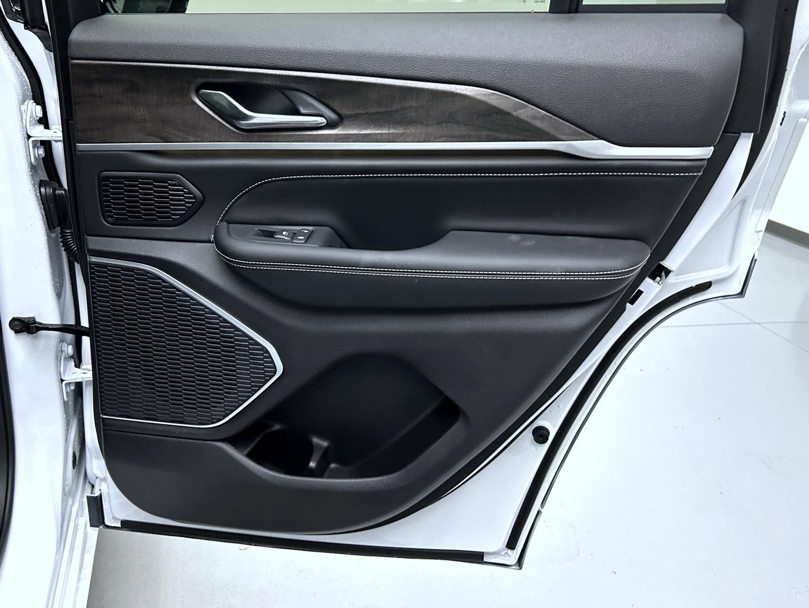 New 2027 Jeep Grand Cherokee Limited AWD/4WD image 17