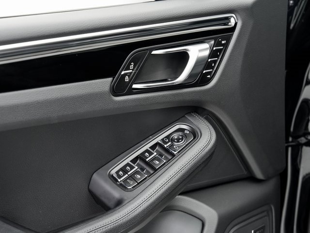 Certified 2025 Porsche Macan image 8