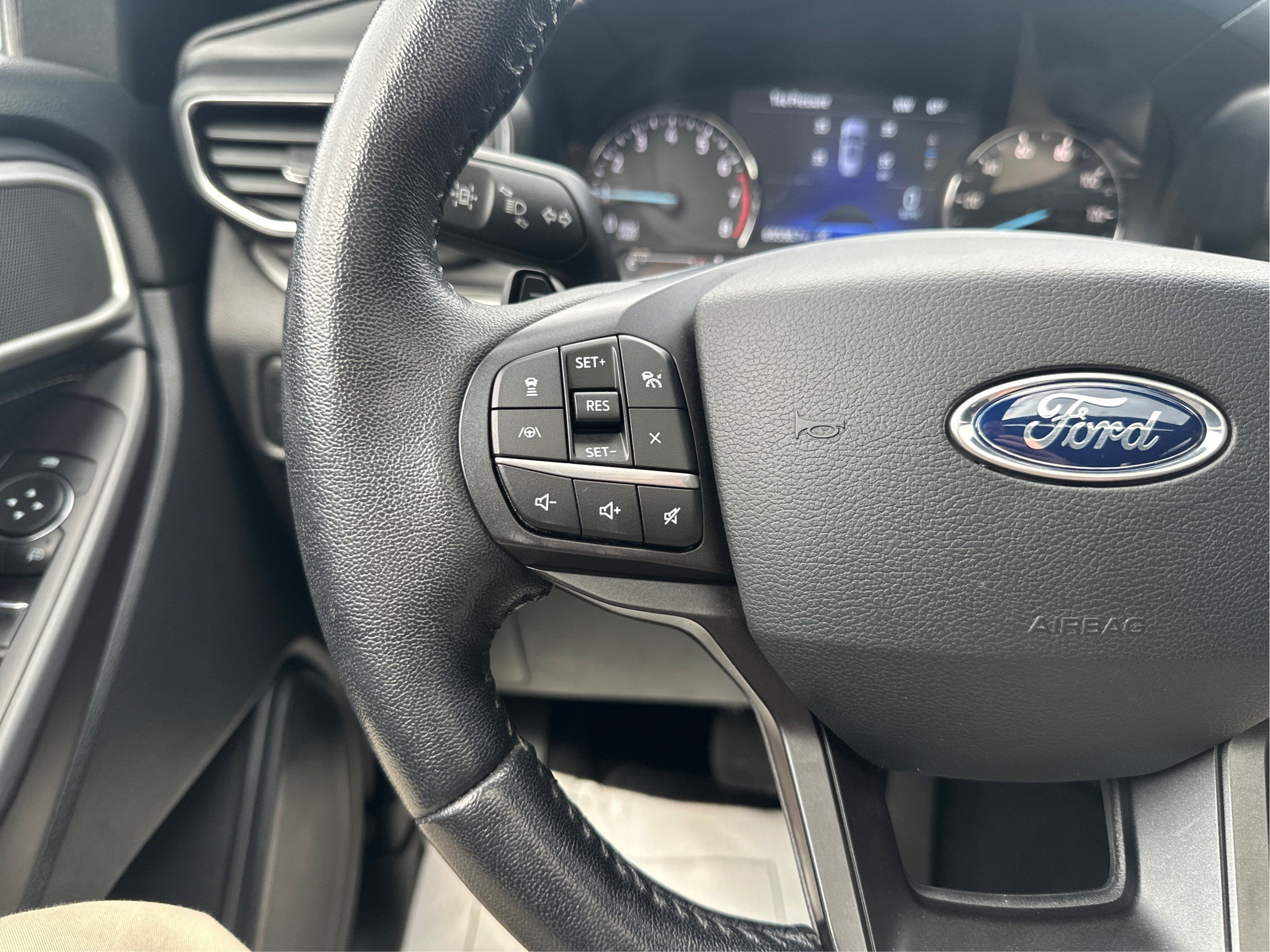 Used 2020 Ford Explorer XLT w/ Equipment Group 202A AWD/4WD image 35