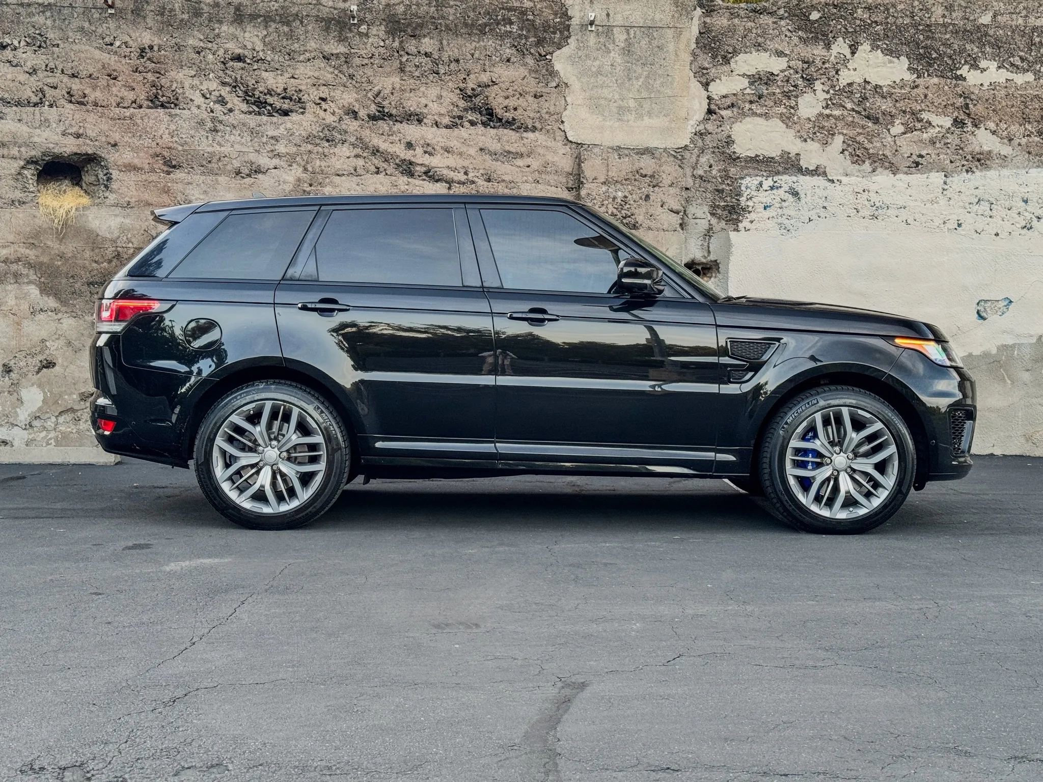 Used 2015 Land Rover Range Rover Sport SVR AWD/4WD image 3