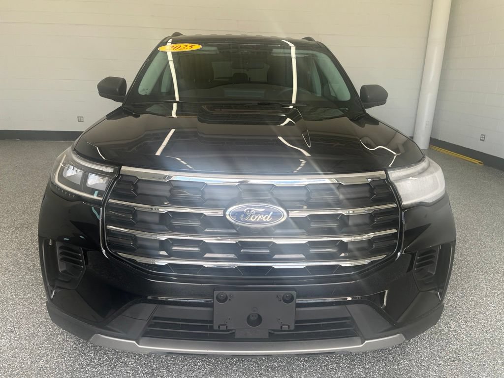 Used 2025 Ford Explorer Active AWD/4WD image 10