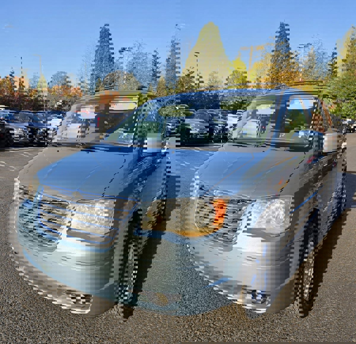 Used 2010 Chrysler Town & Country Touring FWD image 5