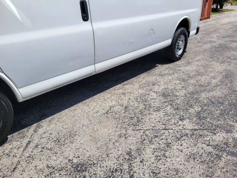 Used 2011 Chevrolet Express 3500 Extended RWD image 14