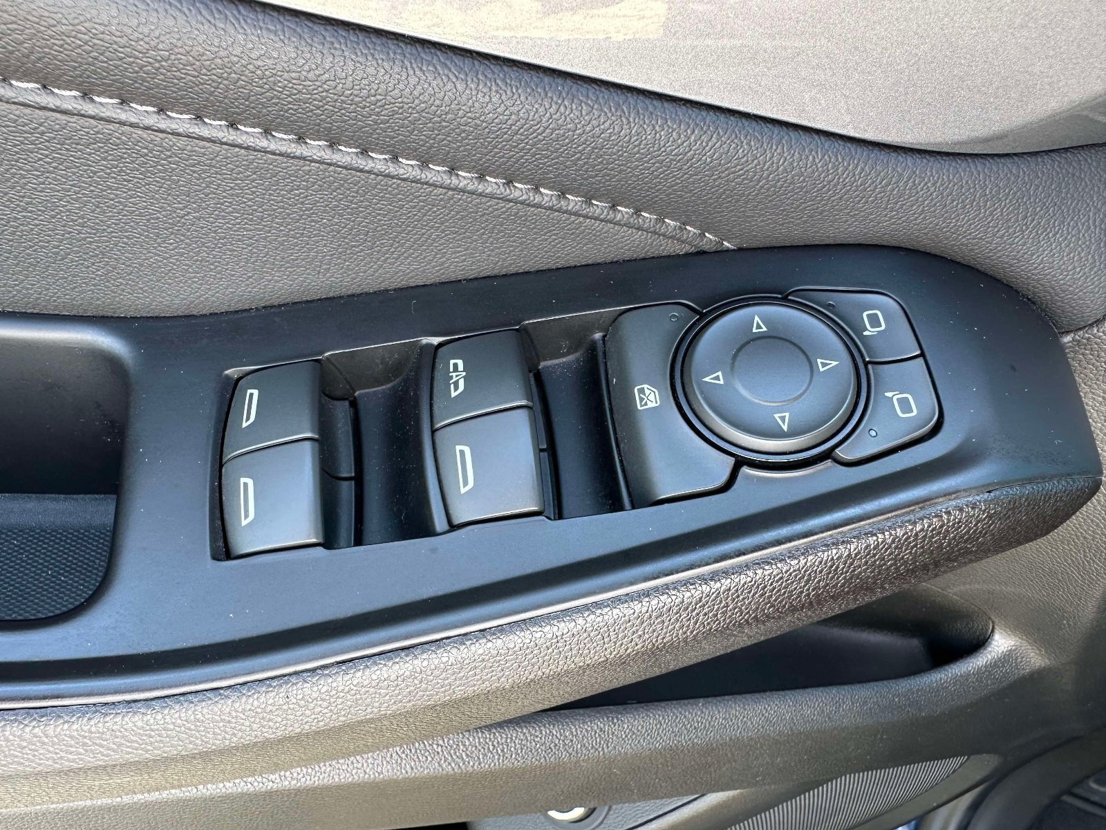 Used 2023 Chevrolet Traverse LT FWD image 18