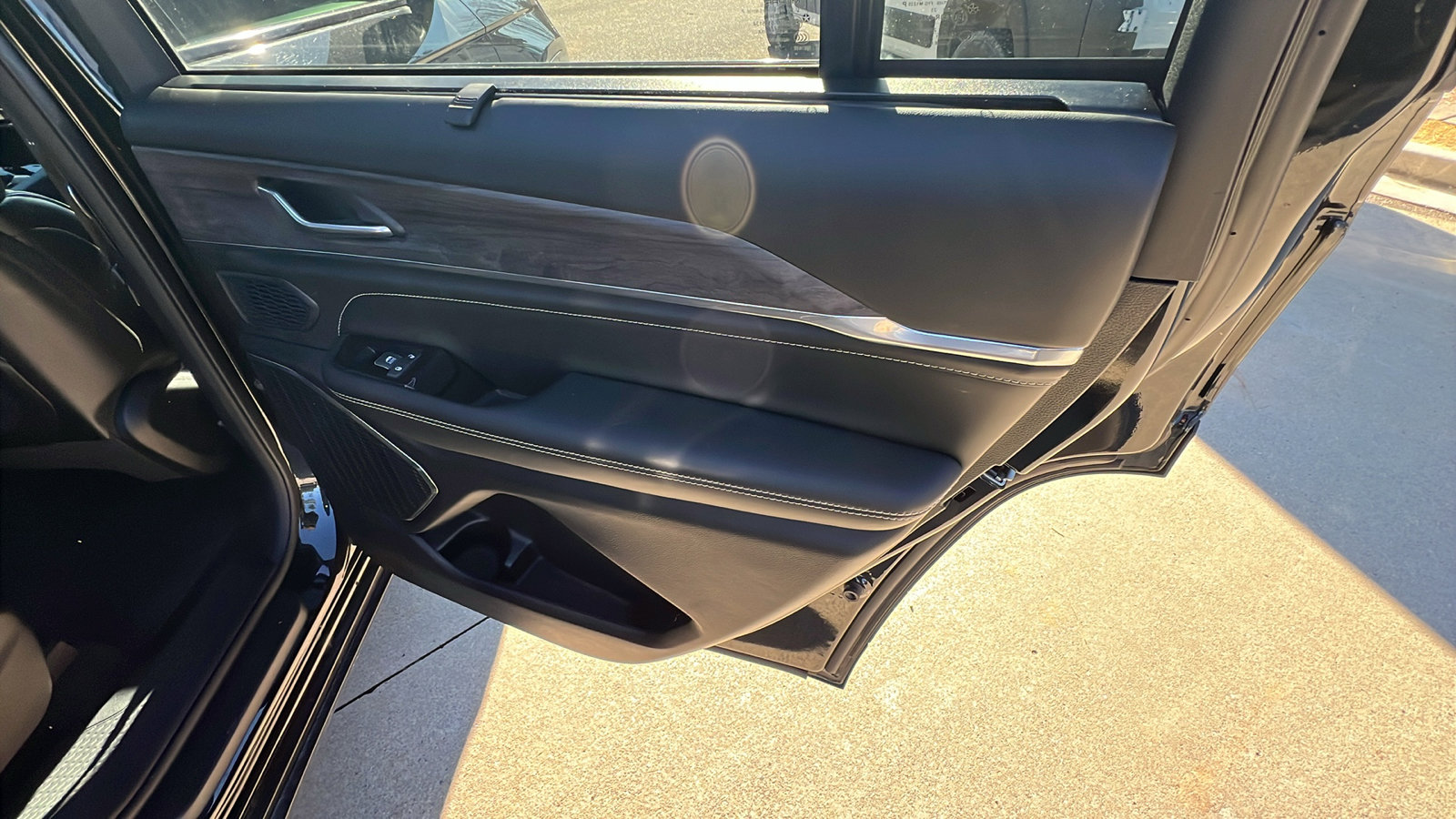 Used 2024 Jeep Grand Cherokee L Overland w/ Advanced Protech Group III image 22