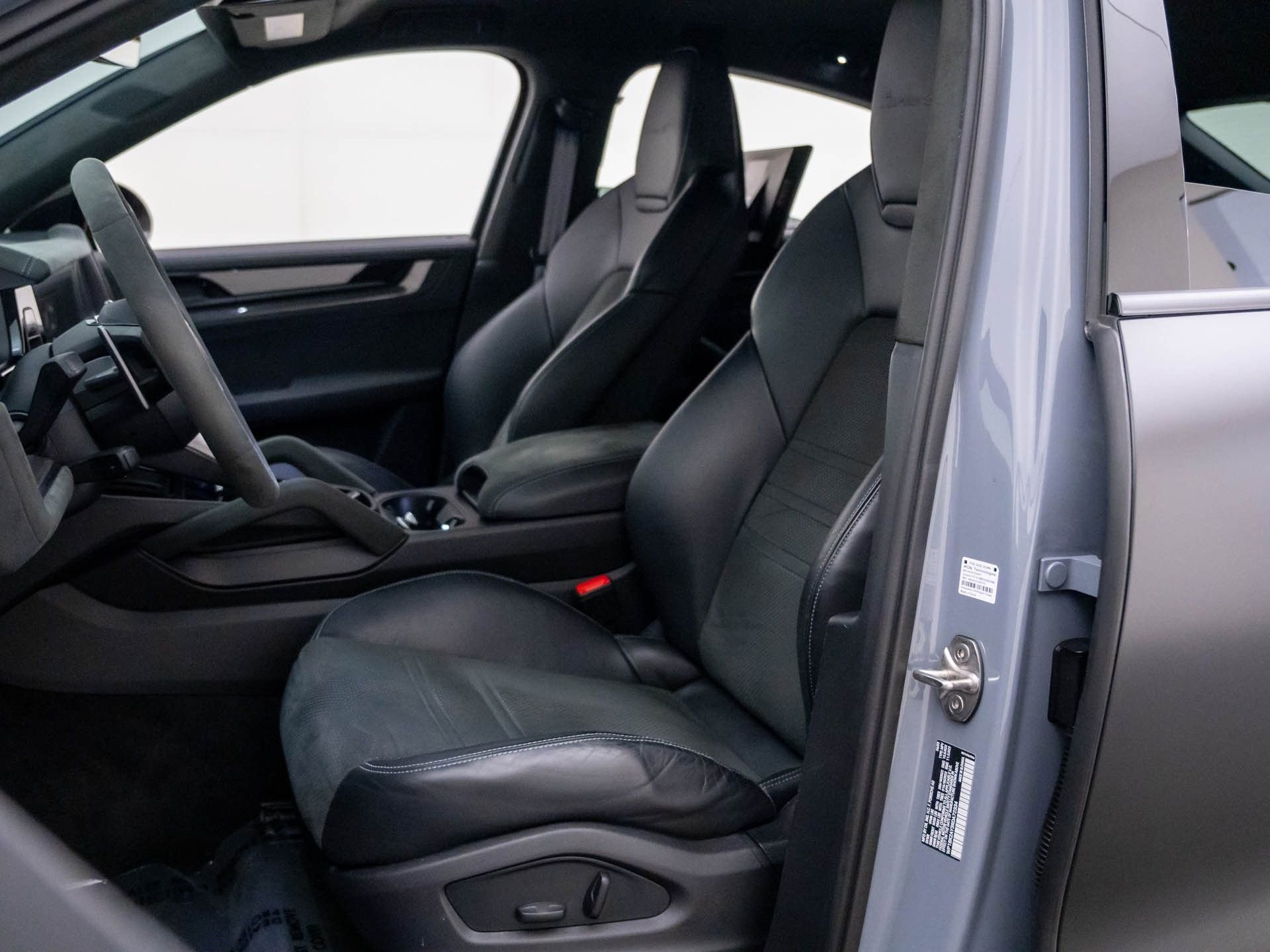 Used 2024 Porsche Cayenne Turbo GT image 5