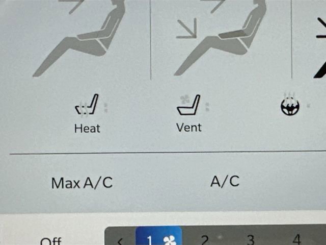 Used 2024 Chrysler Pacifica Premium image 19