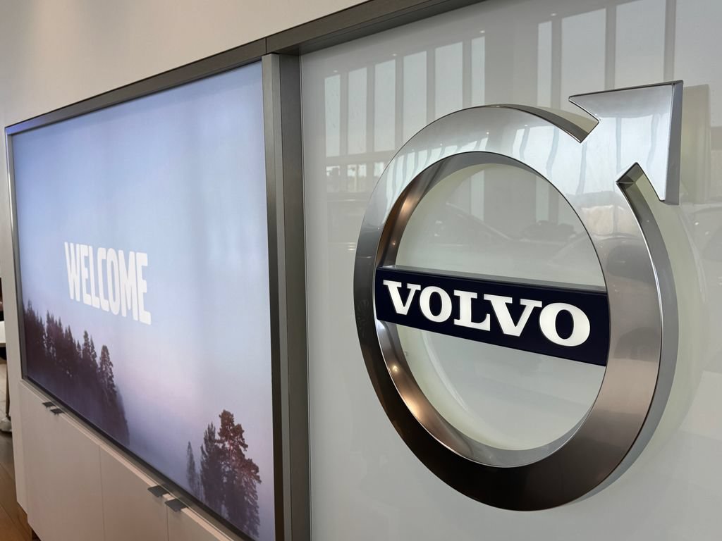 Used 2023 Volvo XC40 B5 Plus w/ Protection Package Premier AWD/4WD image 6