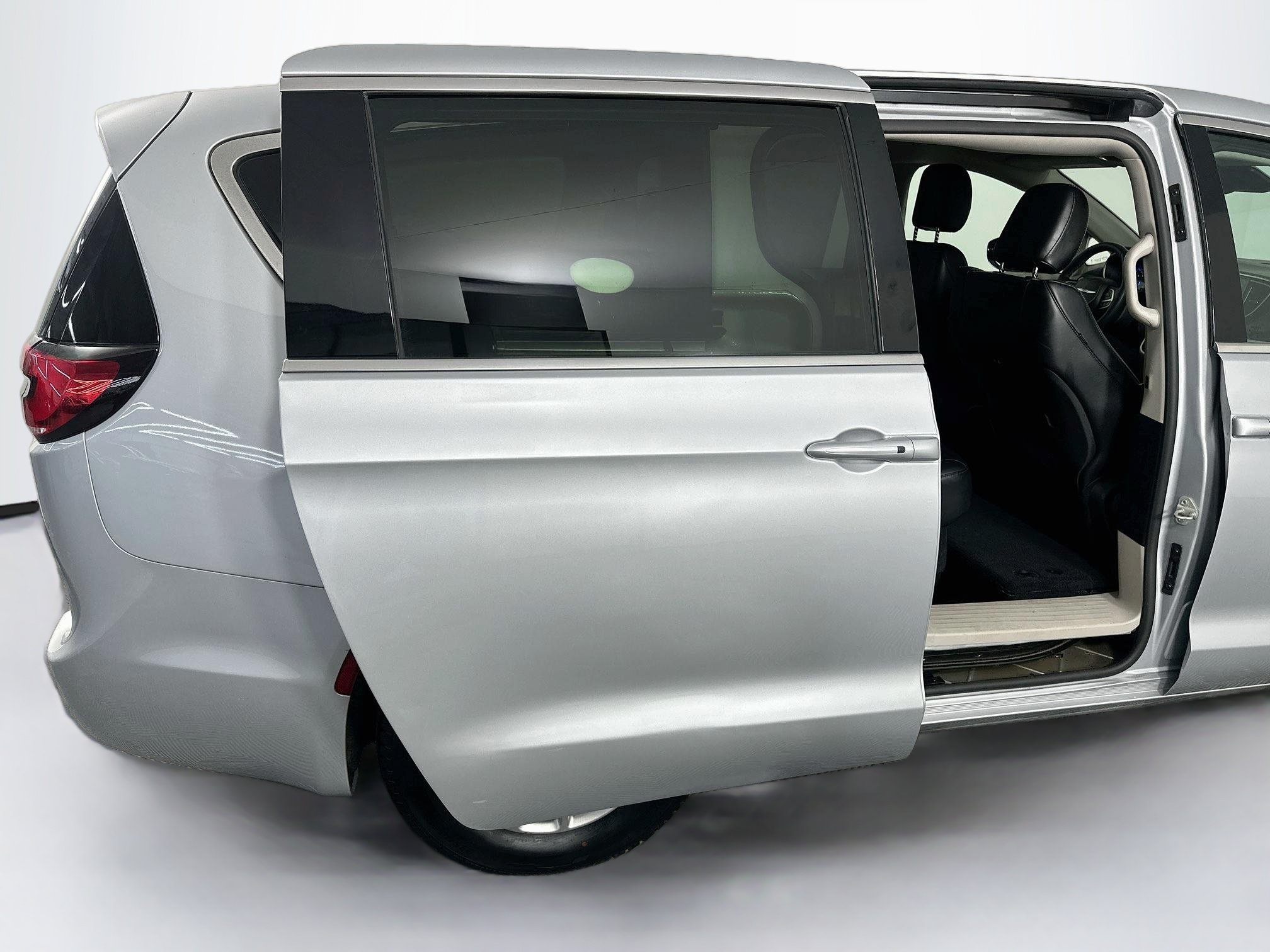Used 2024 Chrysler Pacifica Touring-L FWD image 33