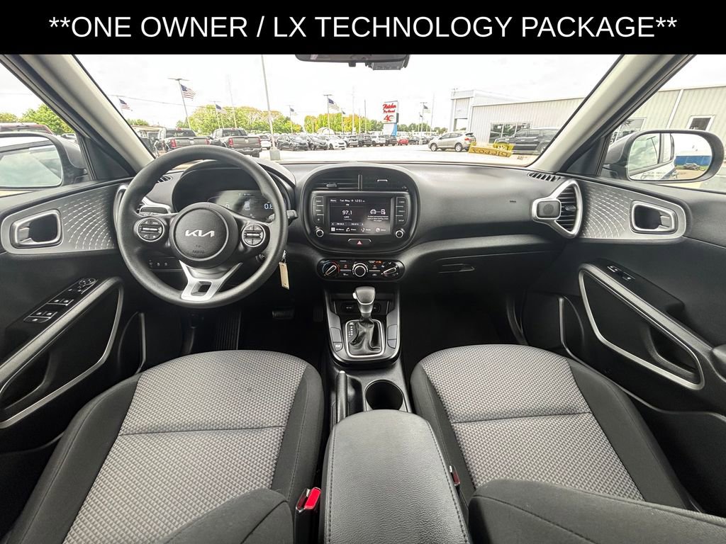 Used 2025 Kia Soul LX w/ LX Technology Package FWD image 13