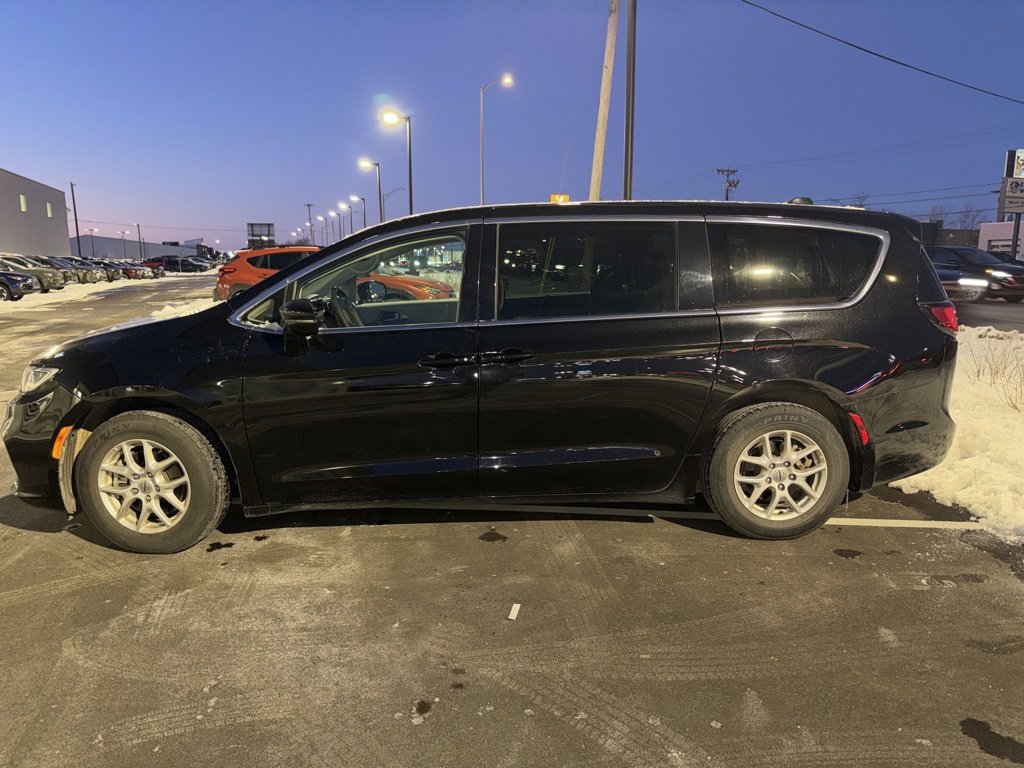 Used 2024 Chrysler Pacifica Touring-L image 6
