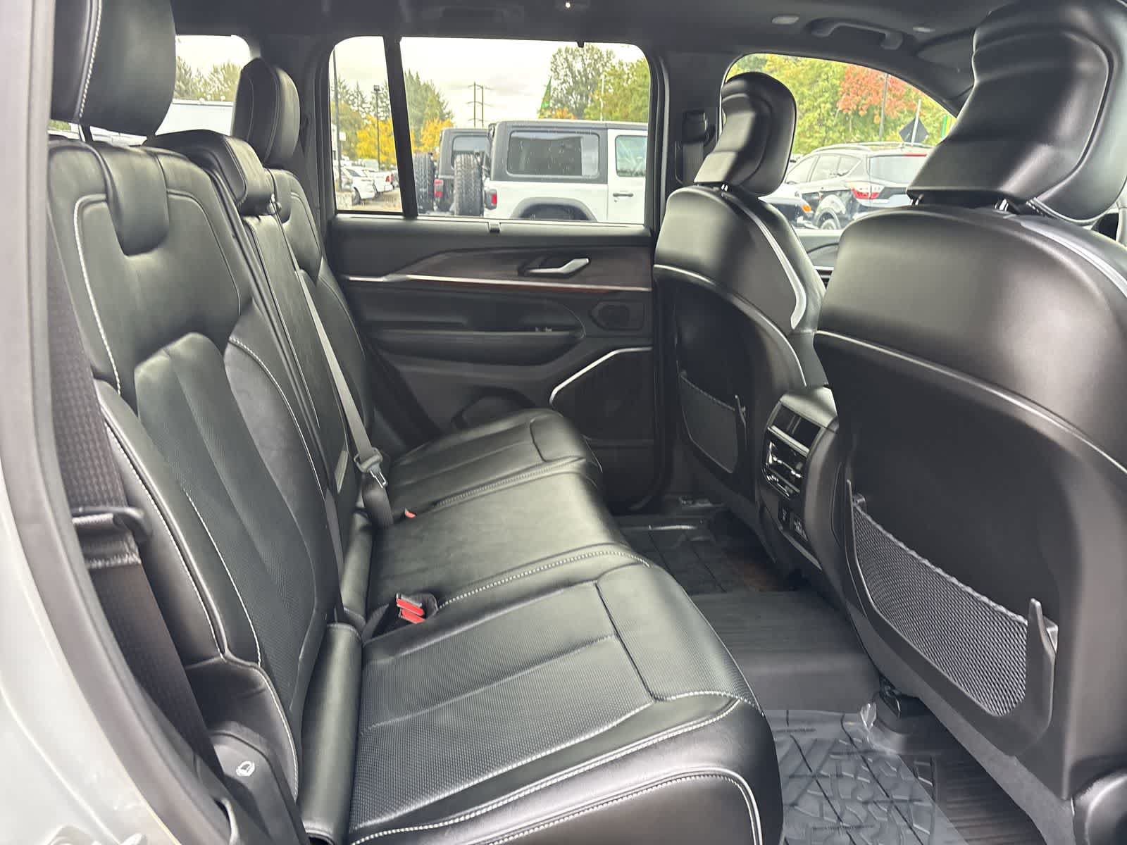 Used 2024 Jeep Grand Cherokee Overland w/ Luxury Tech Group IV AWD/4WD image 9