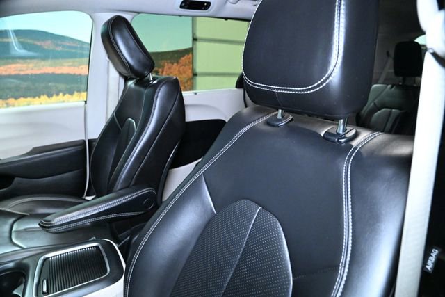 Used 2023 Chrysler Pacifica Touring-L image 21