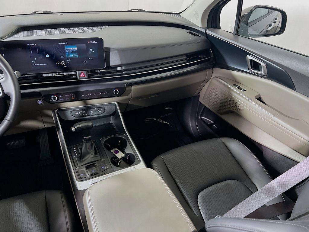 Used 2025 Kia Carnival FWD image 20