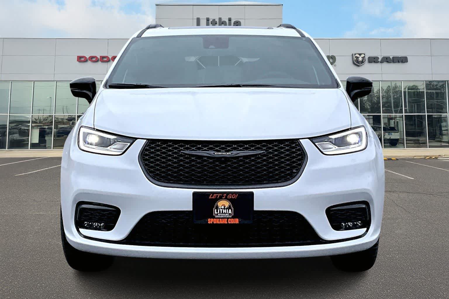 New 2026 Chrysler Pacifica Limited w/ Uconnect Theater Family Group AWD/4WD image 6