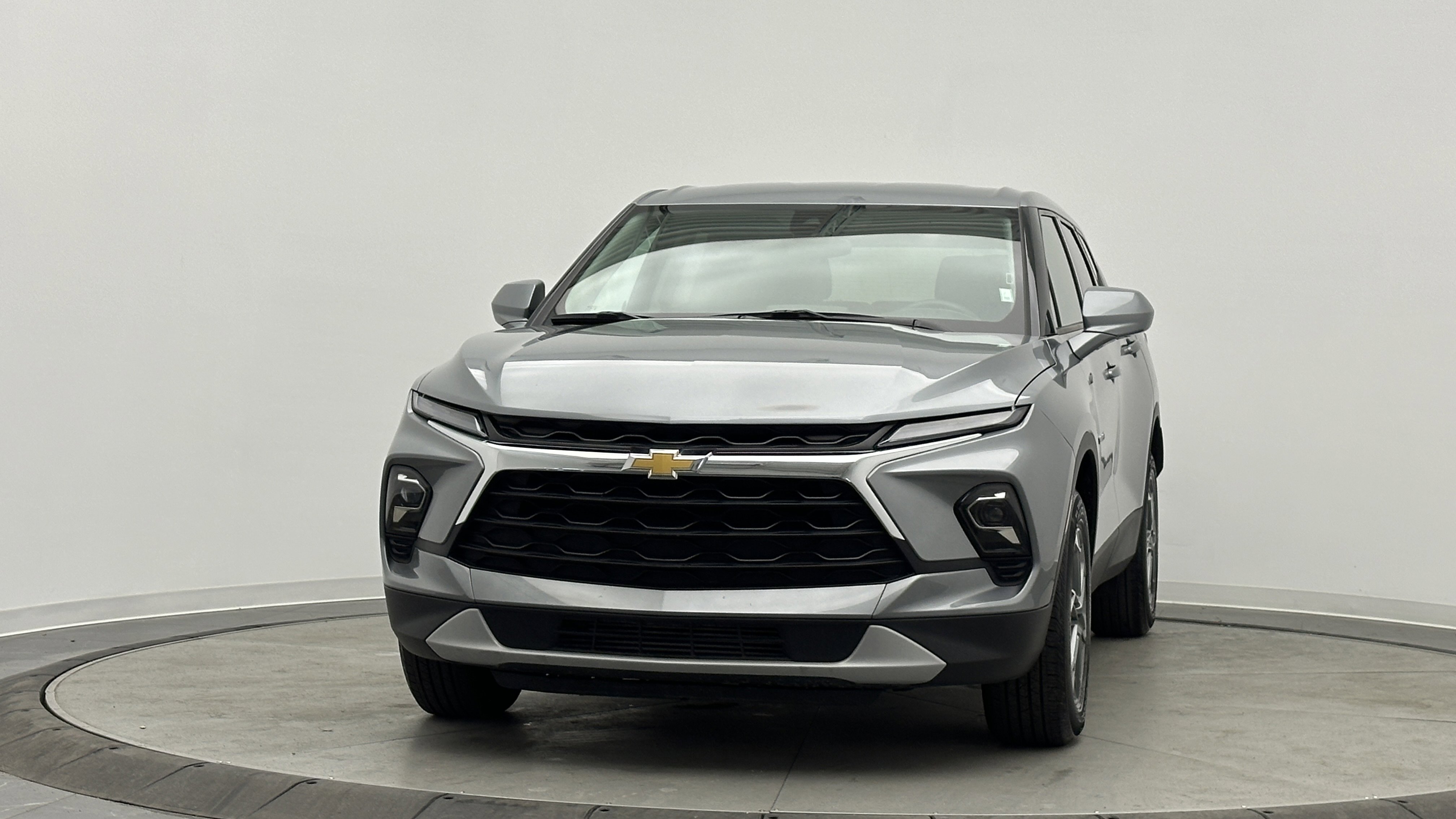 Used 2025 Chevrolet Blazer LT image 2