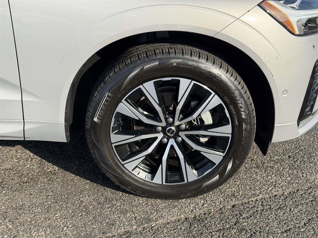 Used 2025 Volvo XC60 B5 Plus image 25