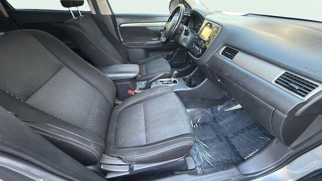 Used 2016 Mitsubishi Outlander SE image 20