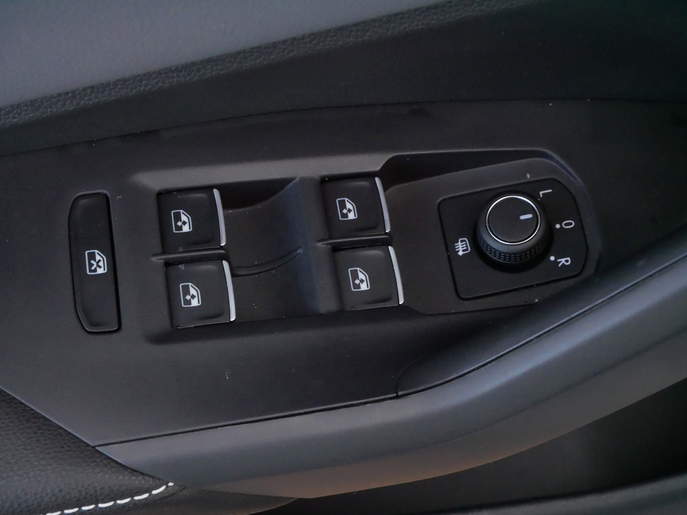 Certified 2025 Volkswagen Jetta SEL image 19