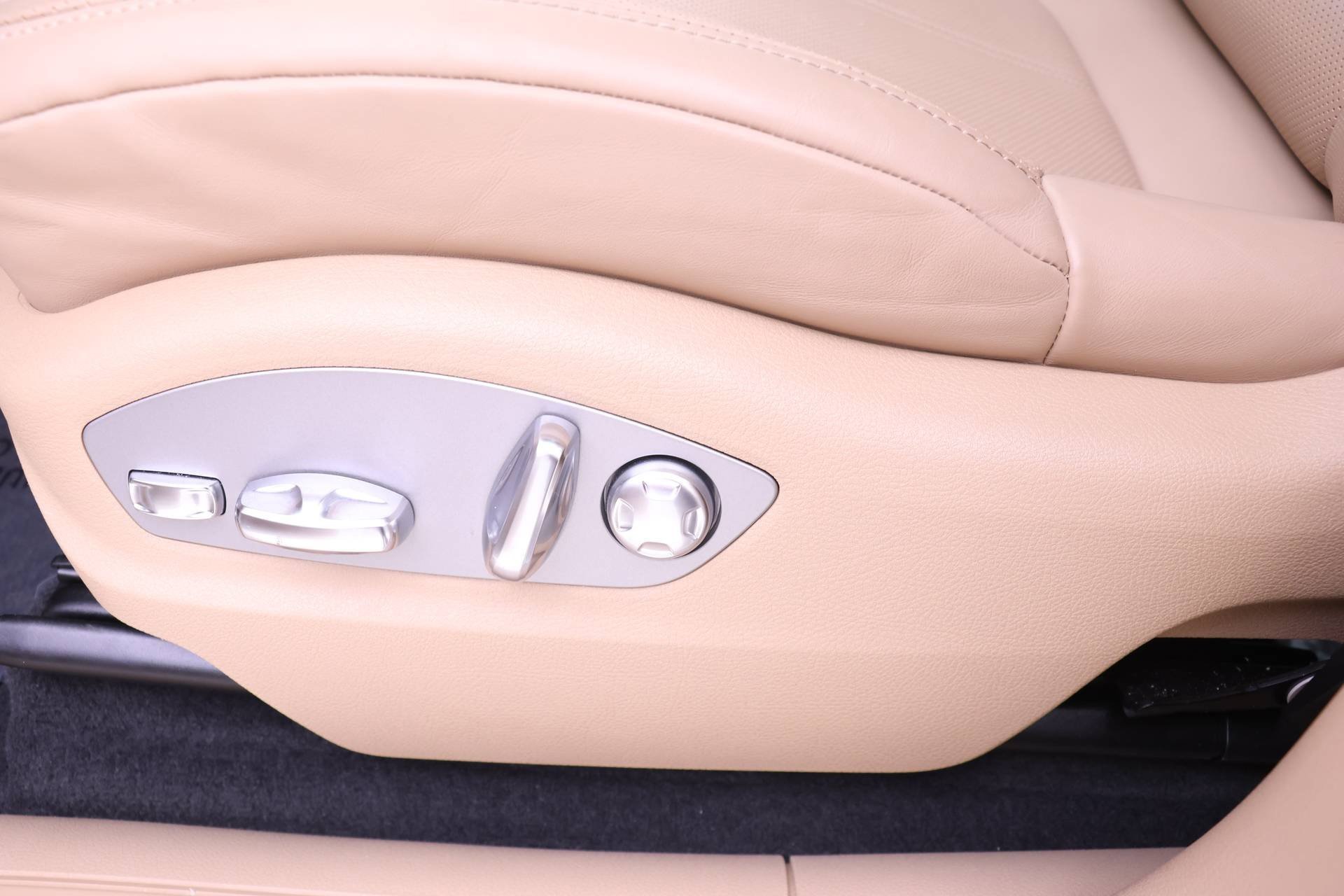 Used 2025 Porsche Macan image 17