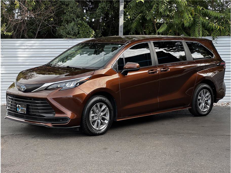 Used 2024 Toyota Sienna LE AWD/4WD image 8