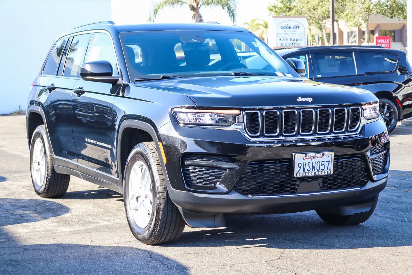 Used 2025 Jeep Grand Cherokee Laredo X RWD image 3